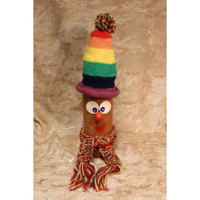 Dekofigur REGENBOGENWICHTEL Weihnachtswichtel witzige Upcyclingfigur aus Glasflasche m. handgestricktem Mützchen