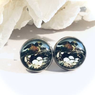 Cabochon Ohrstecker Nestchen silberfarben – Ohrschmuck mit Vogel im Nest Motiv, 16mm
