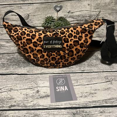 *Queen of f*cking everything* -Moonbag-Halfmoonbag-Bananentasche-Leo-Cord