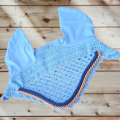 Fliegenmütze hellblau mit dunkelblauer und goldener Kordel sowie Muschelrand