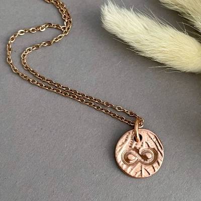 Runder Kupferanhänger mit Infinity-Symbol und Blattstruktur, Edelstahlkette