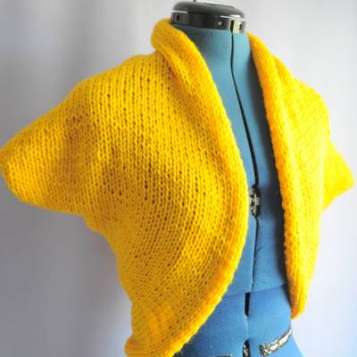 Enid Bolero handgestrickt Gelb Größe S – Kuscheliger Seelenwärmer