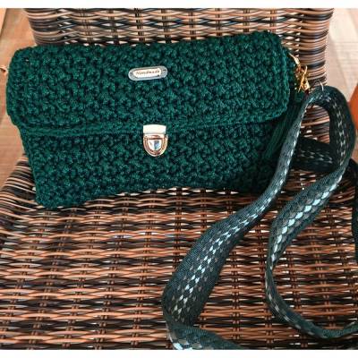 Handgefertigte grüne Häkeltasche mit goldfarbenem Verschluss & verstellbarem Gurt – Crossbody Tasche Unikat