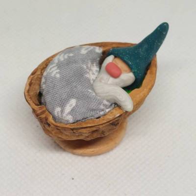Wichtel im Walnussbettchen– Weihnachtsdeko aus Polymer Clay Petrol mit glitzernden Bart
