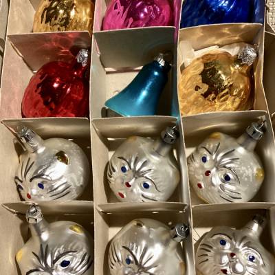 Alter polnischer Weihnachtsschmuck: Weißer Tiger, Nüsse & Glocke – Vintage Rarität
