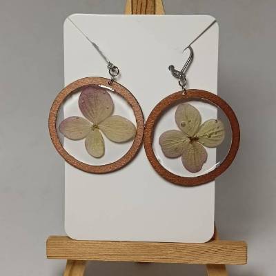 Handgefertigte Ohrringe aus Holz mit einer Hortensien Blüte, echte Blumen