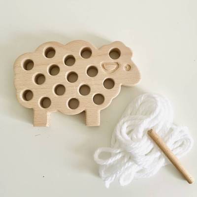 Fädelspiel Schaff Holz Schnürspielzeug Feinmotorik Montessori aus buchen holz. inkl. garn
