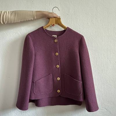 Jacke aus Wollwalk in Beere mit Holzknöpfen