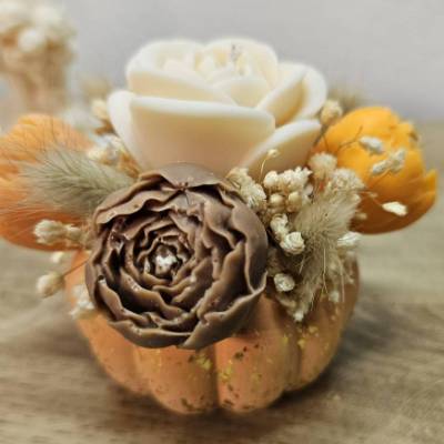Romantischer Rosen Kerzenblumenstrauß aus Rapswachs im orangen Kürbis Teelichthalter | Vegane Herbstdeko | Ewige Rose