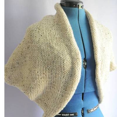 Enid Bolero handgestrickt Beige Tweed Größe M – Kuscheliger Seelenwärmer