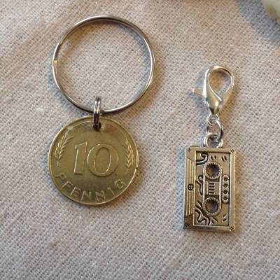 Vintage Geschenkset: Schlüsselanhänger mit alter Münze & Kassetten-Anhänger