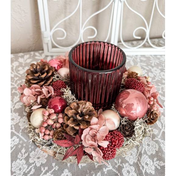 handgefertigtes Weihnachtsgesteck mit Trockenblumen und Windlicht Glas in rosa und Beerenfarben