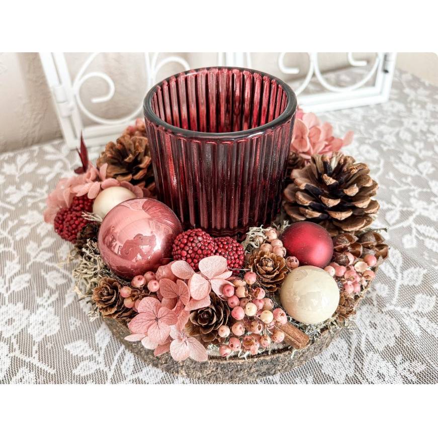 handgefertigtes Weihnachtsgesteck mit Trockenblumen und Windlicht Glas in rosa und Beerenfarben