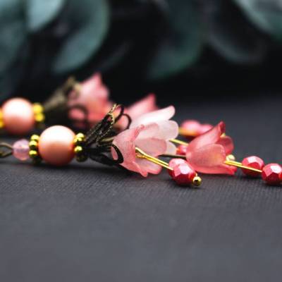 Florale Ohrringe Rosé Koralle Pink – elegante Blütenohrringe mit Perle und Glasakzenten