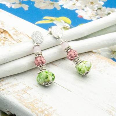 Handgemachte grüne Ohrstecker Unikate – Exklusiver Ohrschmuck, Geschenkidee, Boho Stil, Tracht, Weihnachten