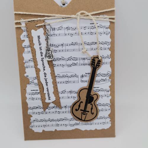 Handgemachte Geburtstagskarte mit Musikinstrumenten – Gitarre & Akkordeon, personalisierbar, 10x14,5cm