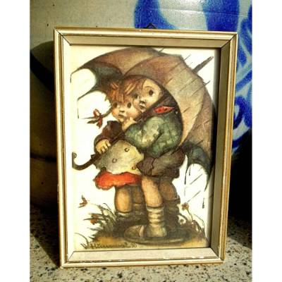 Hummelbild hinter Glas: 2 Kinder unterm Regenschirm – Motiv Hundewetter 1936 im Holzrahmen (11x15 cm)