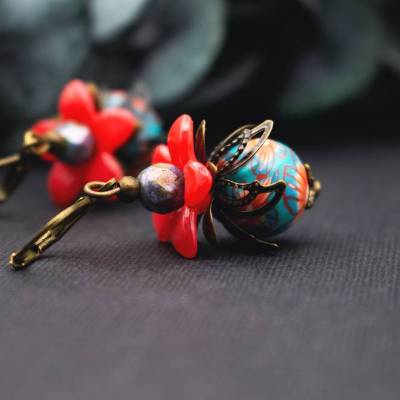 Blütenohrringe Rot Türkis – floraler Ohrschmuck mit gemusterter Glasperle und Bronzeelementen