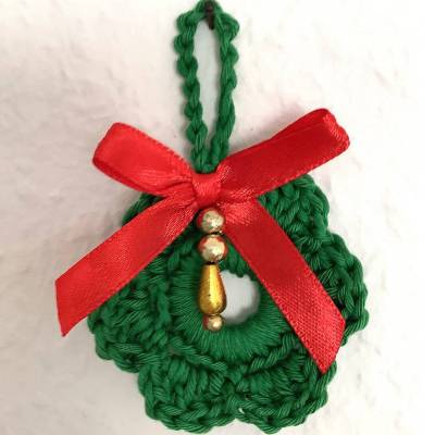 Weihnachts-Häkelkränzchen Baumschmuck Geschenkeanhänger grün mit roter Satin-Schleife von Hobbyhaus