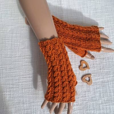 Armstulpen gestrickt im Zopfmuster
