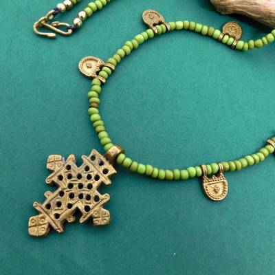 Handgemachte grüne Halskette mit koptischem Kreuz aus Messing – Unikat aus Afrika