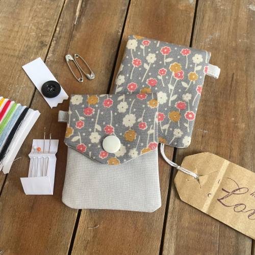Nähset für Unterwegs FLOWER Reisenähset Reparaturset Täschchen Blumen Geschenk