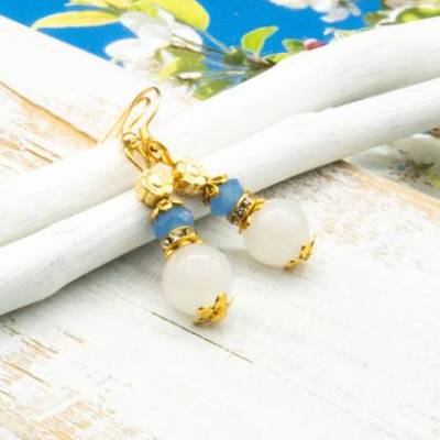 Elegante weiße Glasperlen Ohrhänger, festliche Ohrringe, handgemachter Unikatschmuck, Weihnachtsgeschenk