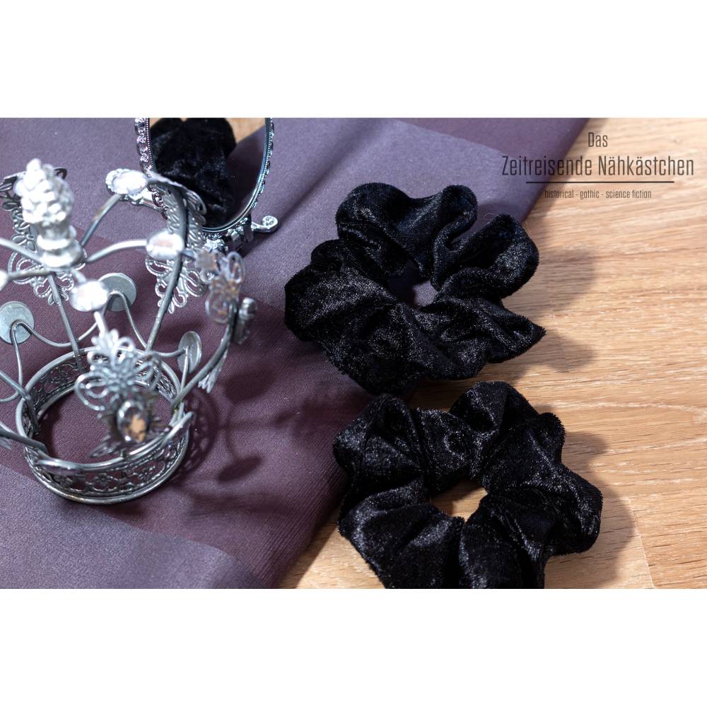 Großes Gothic-Scrunchie aus Pannesamt  – schwarz, violett, petrol und bordeaux, Weihnachten Bild 3