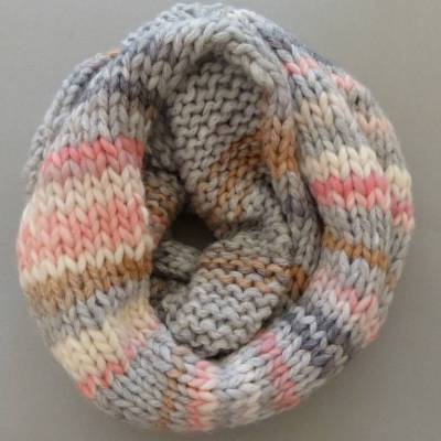 Toller Loopschal 2-fach, grau wollweiß rosa, mit der Hand gestrickt, Garn Lana Grossa, Handarbeit