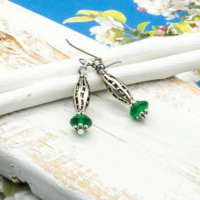 Handgemachte Metallperlen Ohrhänger, grün – Boho Hippie Ohrringe, Unikatschmuck & Geschenkidee