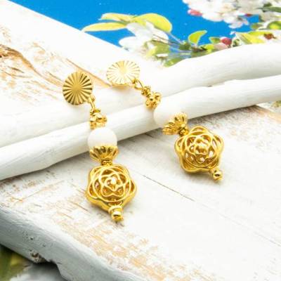 Elegante Ohrstecker in goldfarben, weiß, Glasperlen, Hippie Ohrringe, handgemachter Unikatschmuck, Weihnachtsgeschenk