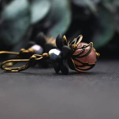 Blütenohrringe Schwarz Rosé Bronze – elegante florale Ohrhänger mit Glasperlen, romantisch und vintage-inspiriert
