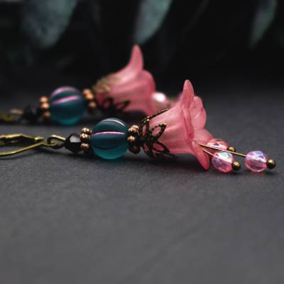 Blütenohrringe in Rosa und Petrol – florale Ohrhänger mit Glasperlen, leicht, elegant und feminin