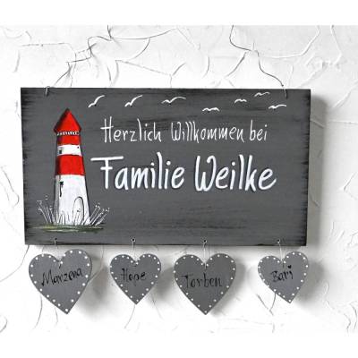 Türschild personalisiert mit Leuchtturm – Maritimes Familienschild mit Herzanhänger und Namensgravur als Hochzeitsgeschenk