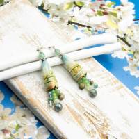 Lässige florale Ohrringe aus Keramik & Glasperlen – Geschenkidee für Geburtstag & Weihnachten – Grün