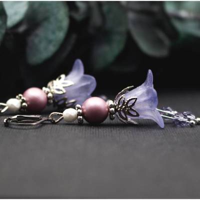 Blütenohrringe in Lavendel und Mauve – winterlicher Ohrschmuck mit Weiß und Silber, elegant und leicht
