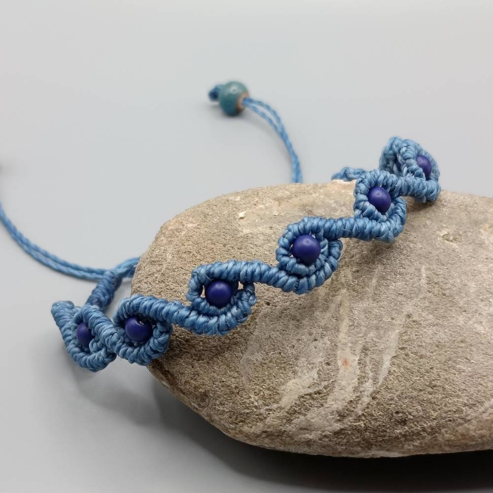 zierliches Makramee Armband in jeansblau mit dunkelblauen Acrylperlen Bild 1