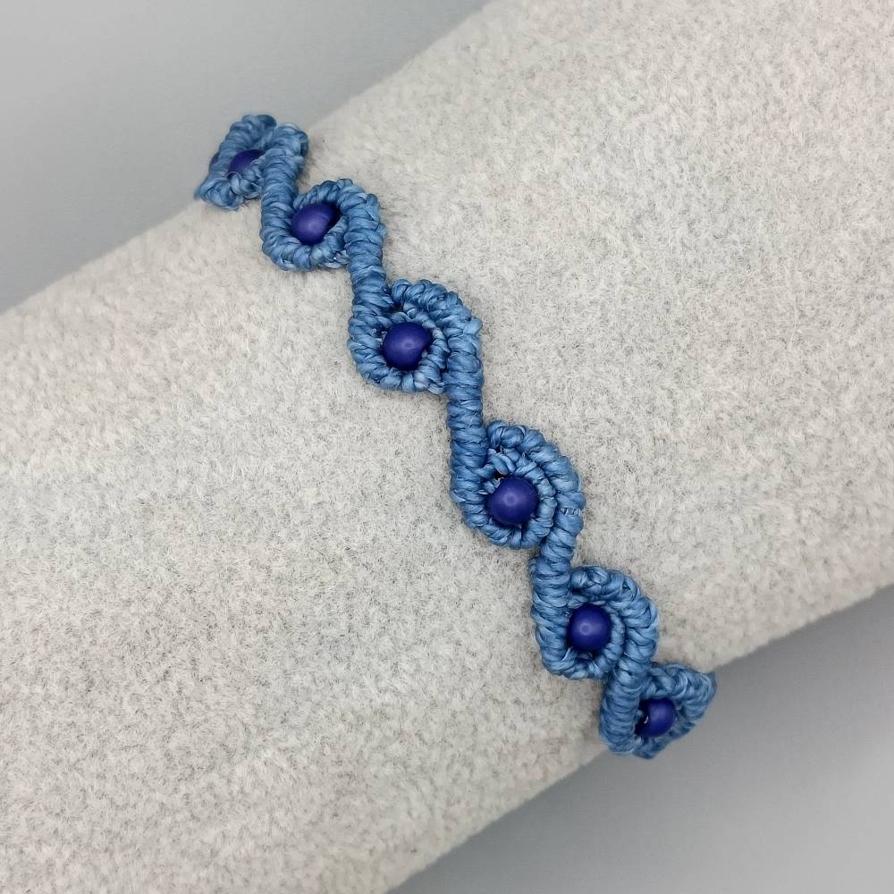 zierliches Makramee Armband in jeansblau mit dunkelblauen Acrylperlen Bild 3
