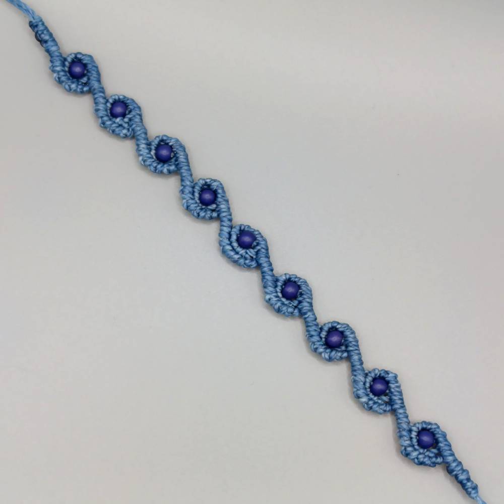 zierliches Makramee Armband in jeansblau mit dunkelblauen Acrylperlen Bild 4