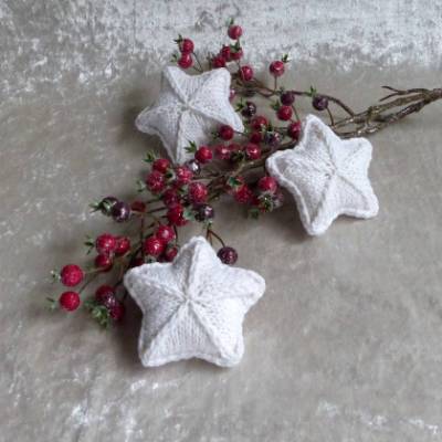 Gestrickte Sterne in Weiß - Als Tischdeko zur Weihnachtszeit
