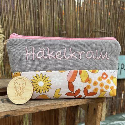 Häkelkram Mäppchen retro  – Schlampermäppchen, Stiftemappe, Federmappe, individuell bestickt
