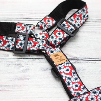 Hundegeschirr CLAIRE – rotes Design mit weißen Blumen, floral, elegant, verstellbar & stilvoll für Hunde