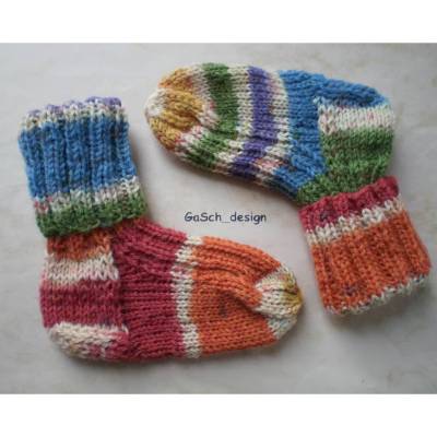 Handgestrickte Baby Söckchen, 11 cm, kunterbunt, aus weicher Sockenwolle – Unikat