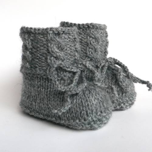 Babyschuhe gestrickt grau aus Wolle – Zopfmuster, handgefertigt, neutral, Trachtenschuhe, 3-6 Monate