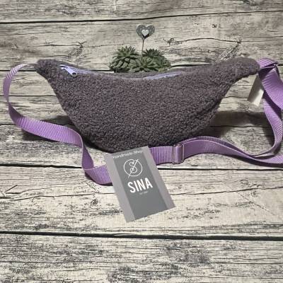 Kompakte Moonbag-Halfmoonbag-Bananentasche in fliederfarbenen, kuschligen Teddyboucle-Plüsch