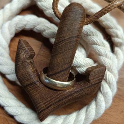 Ringanhänger aus Sapeli-Holz – handgefertigt aus historischem Balkenrest – maritimer Holzschmuck aus Norddeutschland