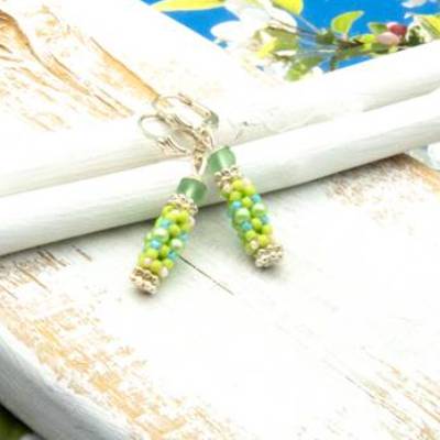 Lässige kleine Beadwork Ohrringe – Handgemachte Unikate aus Glasperlen, Geschenkidee für Frauen