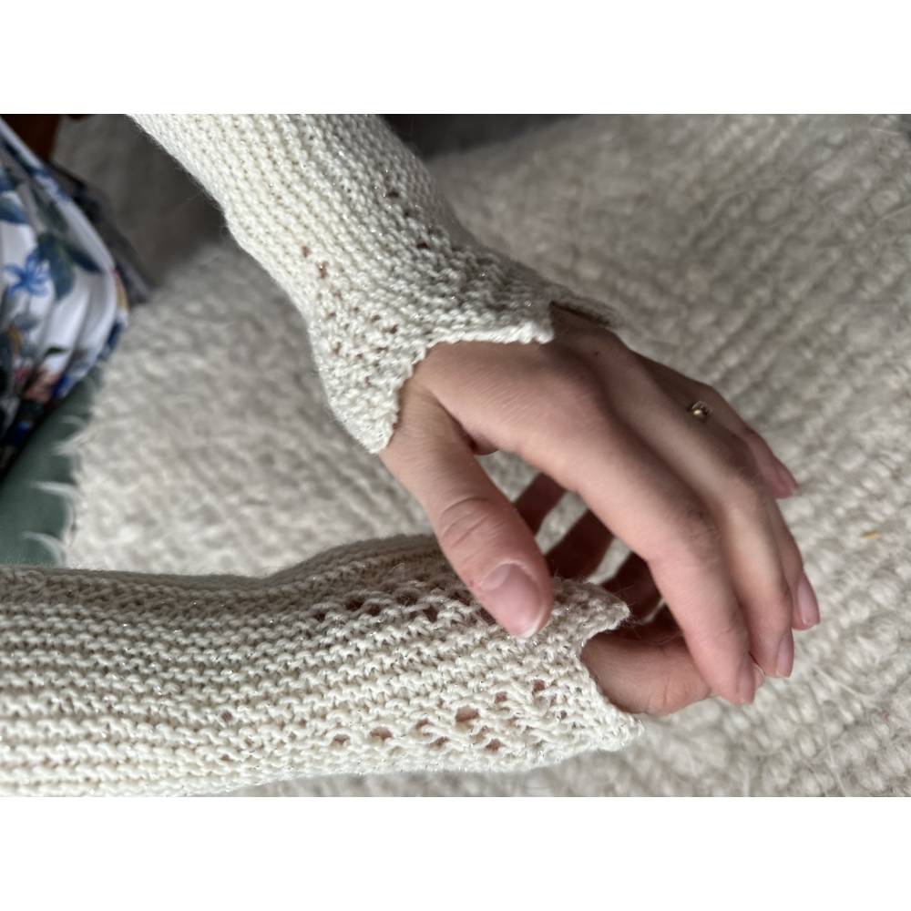 Handgestrickte Arm- bzw. Beinstulpen aus Wolle, One Size, Wollweiß mit Silberglitzer – Unikat Geschenk Bild 2