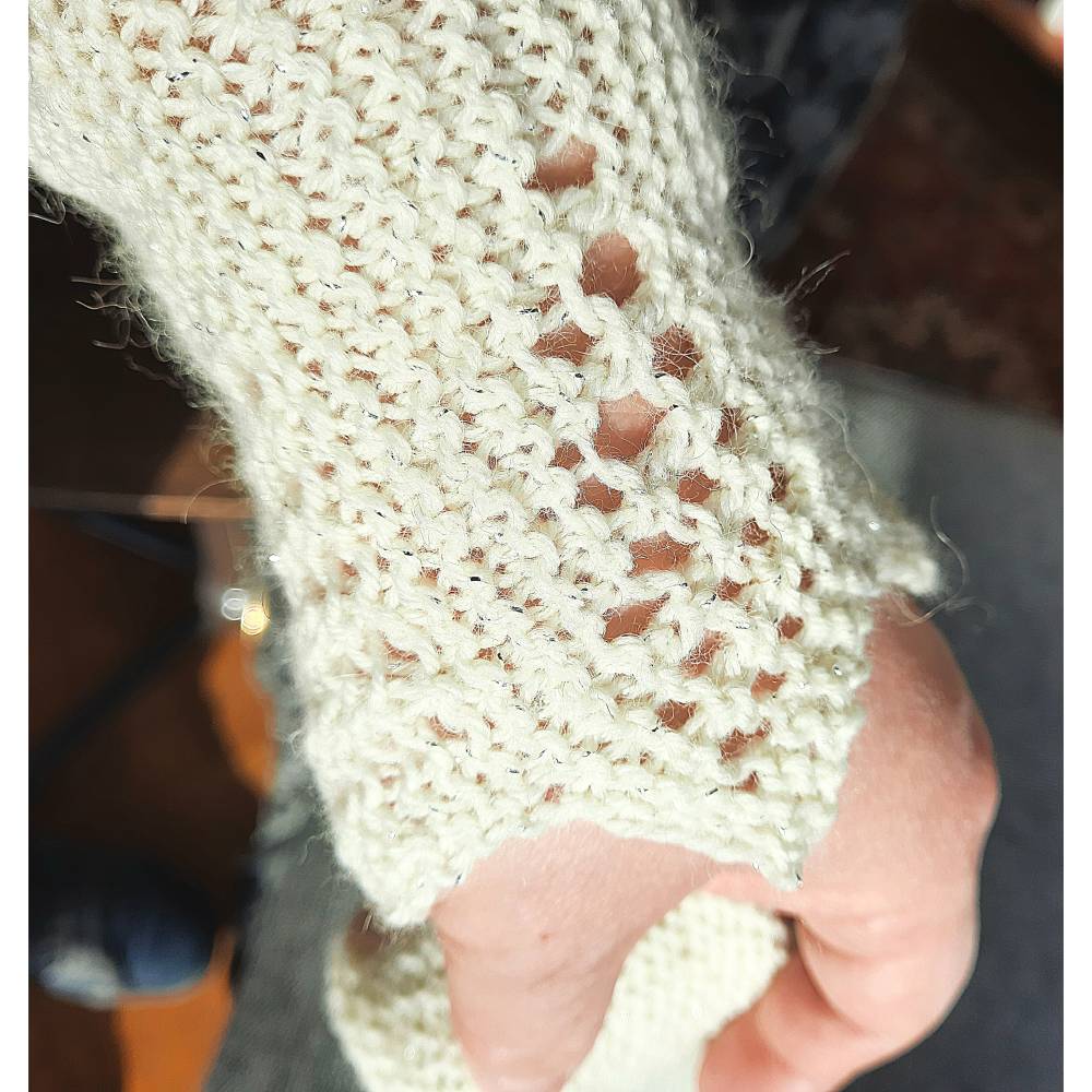 Handgestrickte Arm- bzw. Beinstulpen aus Wolle, One Size, Wollweiß mit Silberglitzer – Unikat Geschenk Bild 4