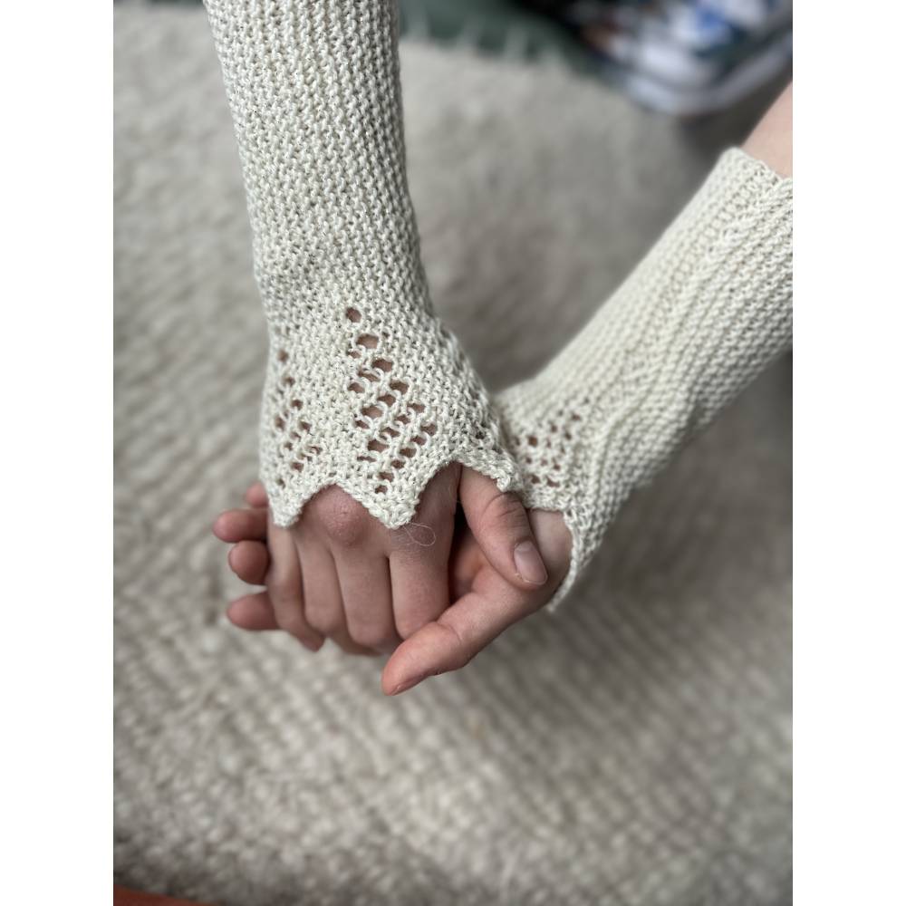 Handgestrickte Arm- bzw. Beinstulpen aus Wolle, One Size, Wollweiß mit Silberglitzer – Unikat Geschenk Bild 5